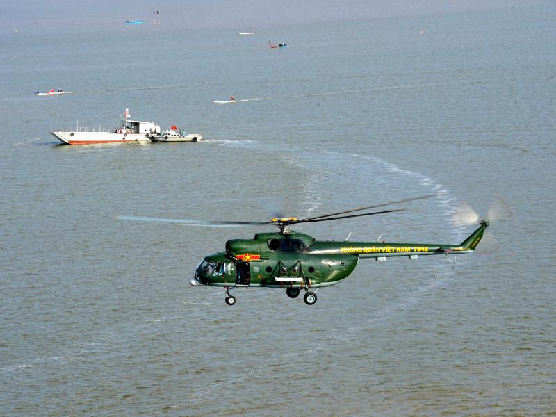 Trực thăng quân sự luyện tập bay treo cứu người tại Rạch Giá- Ảnh 5.