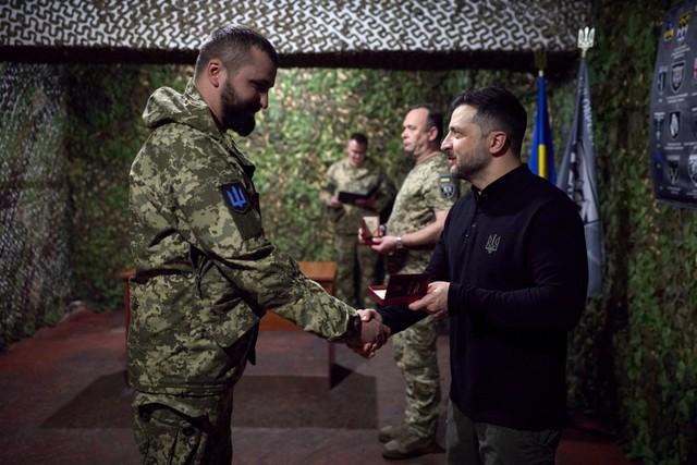 Chiến sự Ukraine ngày 1.359: Zaporizhzhia thất thế, ông Zelensky thị sát thực địa - Ảnh 2.