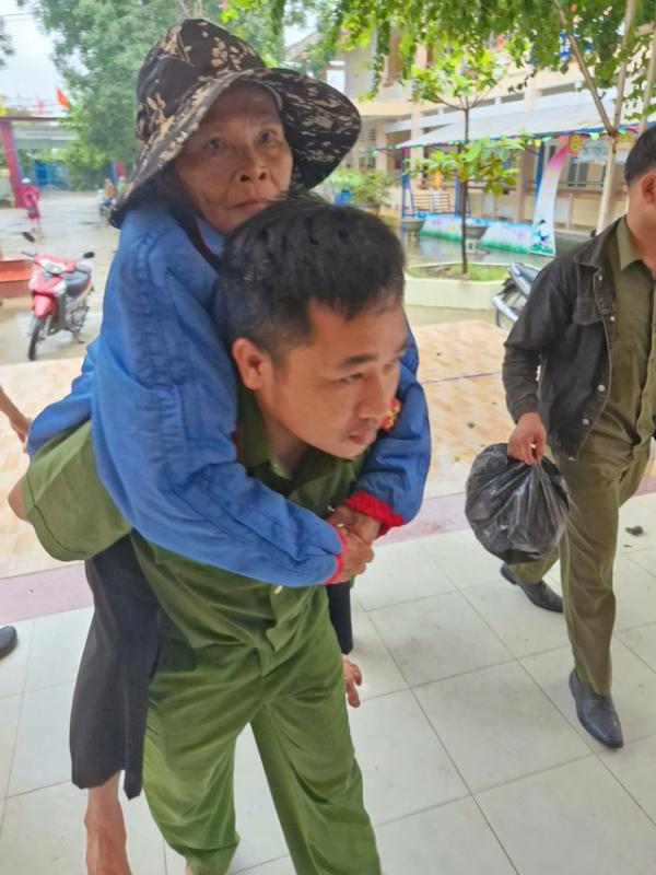 Đoàn viên thanh niên Gia Lai hỗ trợ người dân phòng , chống bão Kalmaegi an toàn - Ảnh 6.