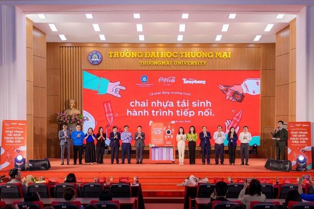 Giới trẻ Thủ đô ‘tiếp lửa’ hành trình tái sinh chai nhựa- Ảnh 2.