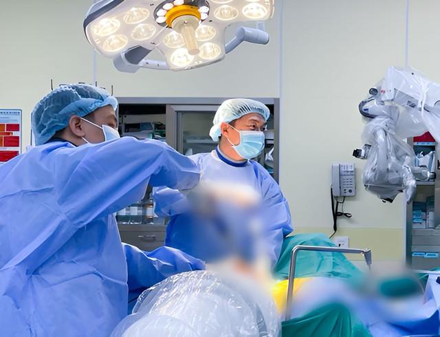 Mổ cột sống cứu người cao tuổi nhiều bệnh nền khỏi nguy cơ liệt chân vĩnh viễn - Ảnh 2.