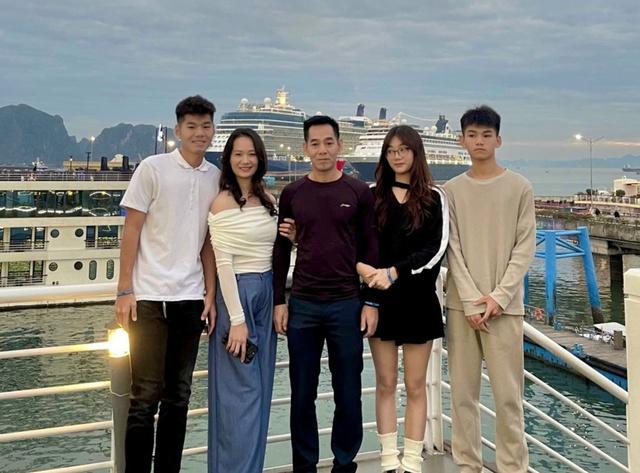 'Bờ vai' vững chãi của sao U.23 Việt Nam Nguyễn Hiểu Minh: Con đi đâu, bố mẹ theo đấy!- Ảnh 1.