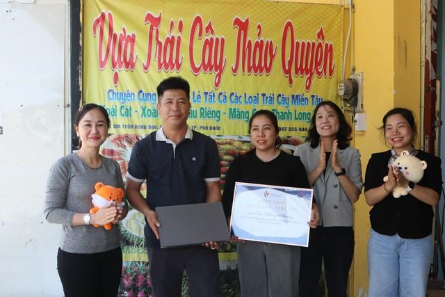 Tổng cục du lịch Hàn Quốc khen người bán trái cây tốt bụng ở Phú Quốc - Ảnh 2.