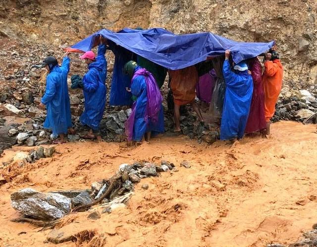 Đà Nẵng: Xuyên đêm vượt quãng đường sạt lở đưa thai phụ đi sinh - Ảnh 3.