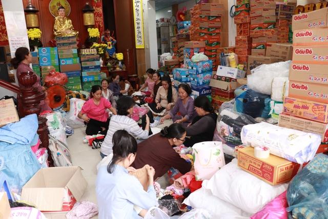 Thức trắng đêm ở chùa TP.HCM gửi miền Trung từng gói mì nghĩa tình cho vùng lũ - Ảnh 2.