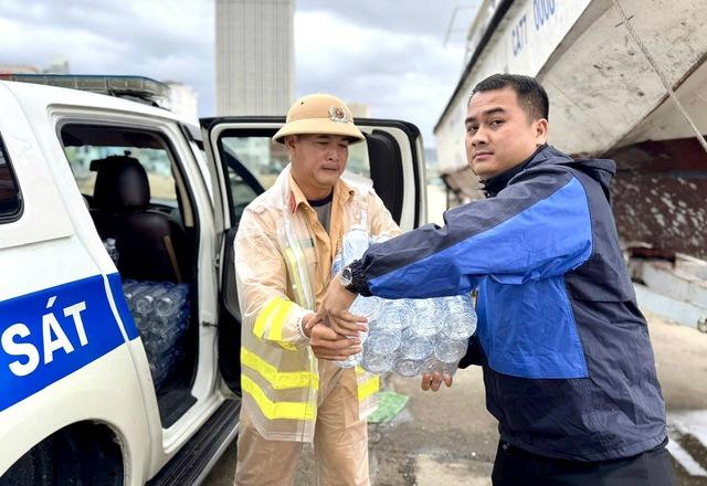 Cảnh sát đường thủy Gia Lai vượt sóng tiếp sức người dân đảo Hải Minh- Ảnh 5.