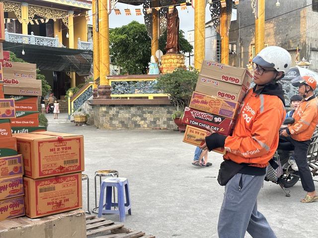 Vì bà con vùng lũ miền Trung, shipper ở TP.HCM: 'Xe em chạy bằng nước suối thôi'- Ảnh 2.