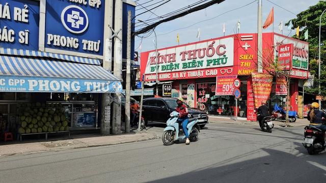TP.HCM: Công an xác minh clip nhóm người giằng co, đánh túi bụi nam thanh niên- Ảnh 2.