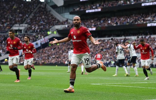 Quyết định cực sai lầm khiến HLV Amorim trả giá, M.U ‘số đỏ’ mới thoát thua Tottenham phút 90+6- Ảnh 2.