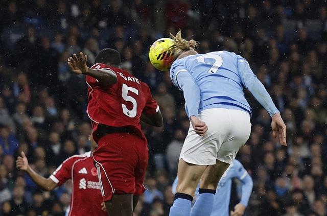 Hàng thủ thảm họa, Liverpool thua tan nát Man City: HLV Slot bị chỉ trích dữ dội- Ảnh 1.
