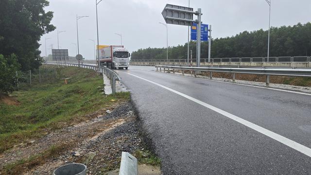 Thực hư việc người dân tháo rào để bò đi vào cao tốc Vạn Ninh - Cam Lộ- Ảnh 1.