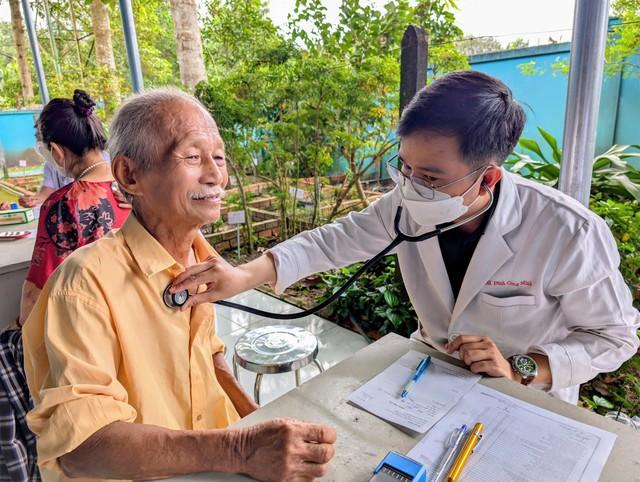 Công an TP.HCM khám bệnh, tặng quà cho dân hai xã ngoại thành - Ảnh 2.