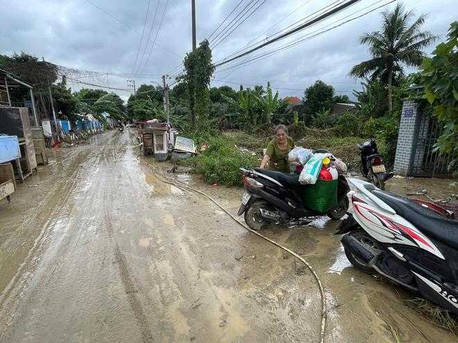 Khánh Hòa: Nhiều nơi ở Tây Nha Trang tan hoang sau ngập lụt chưa từng có- Ảnh 6.