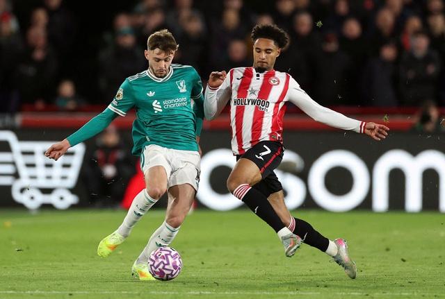 'Ông lớn' Liverpool và M.U tìm đường thoát khủng hoảng: Thoát được không mới là vấn đề- Ảnh 1.