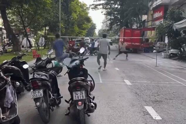TP.HCM: Phạt người giăng lưới đánh cầu lông giữa đường- Ảnh 1.