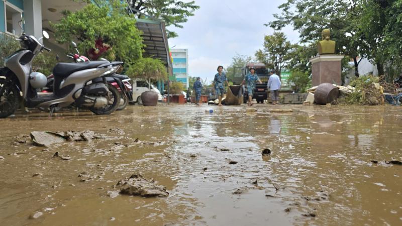 Bộ đội Quân khu 5 khử khuẩn ở bệnh viện, dọn bùn sau lũ giúp dân - Ảnh 5.