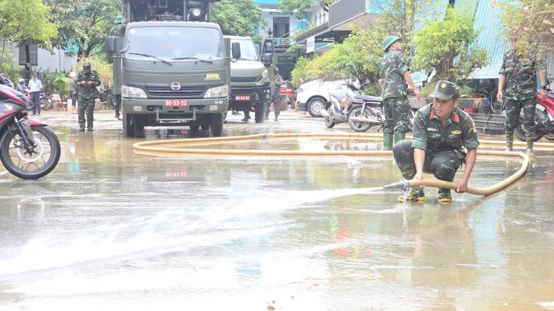Bộ đội Quân khu 5 khử khuẩn ở bệnh viện, dọn bùn sau lũ giúp dân - Ảnh 4.