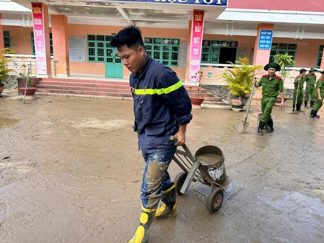 Công an TP.HCM hỗ trợ khoảng 70 tấn hàng cứu trợ bà con bị ngập lụt - Ảnh 6.