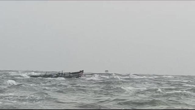 Bộ đội biên phòng Vĩnh Long cứu 2 ngư dân gặp nạn ở cửa biển Hàm Luông- Ảnh 2.