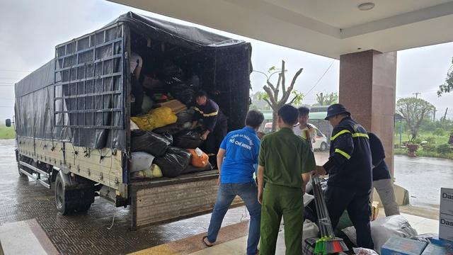 Công an TP.HCM hỗ trợ khoảng 70 tấn hàng cứu trợ bà con bị ngập lụt - Ảnh 8.