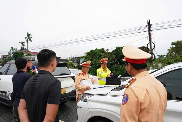 Đậu xe trên cầu để tránh lũ: Ảnh hưởng đến nhiệm vụ cứu hộ, cứu nạn- Ảnh 2.