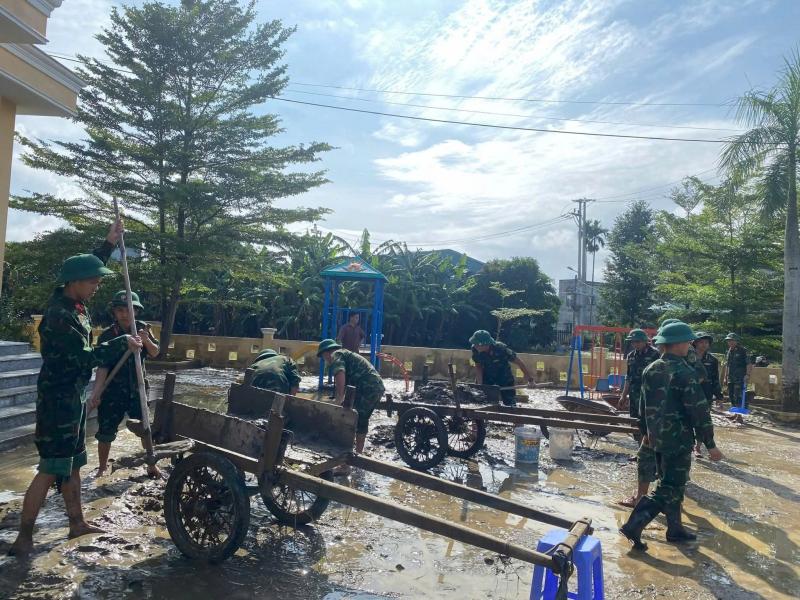 Bộ đội Quân khu 5 khử khuẩn ở bệnh viện, dọn bùn sau lũ giúp dân - Ảnh 12.