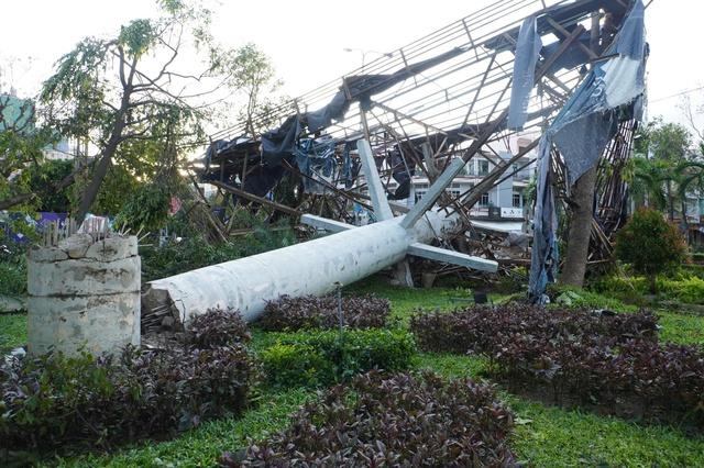 Phố biển Quy Nhơn tan hoang, đổ nát sau bão Kalmaegi - Ảnh 1.