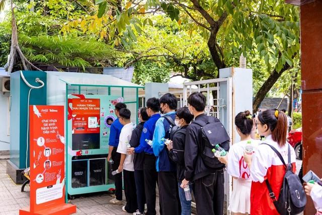 Giới trẻ Thủ đô ‘tiếp lửa’ hành trình tái sinh chai nhựa- Ảnh 3.