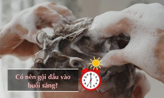 Mùa thu tóc rụng - 4 thời điểm gội đầu tóc chắc khỏe như đi salon- Ảnh 3.