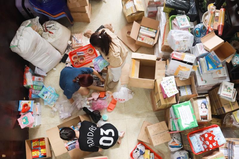 Hơn 100.000 cuốn tập và hàng nghìn đồ dùng học tập gửi tặng học sinh vùng lũ- Ảnh 2.