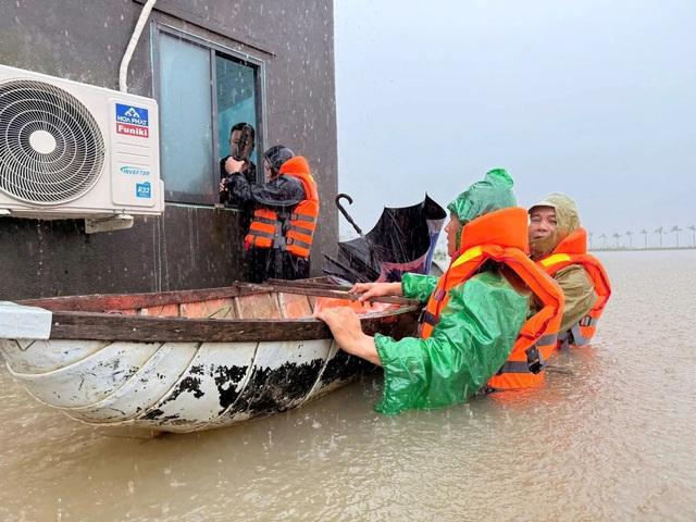 Gia Lai, Đắk Lắk, Khánh Hòa khẩn cấp chống lũ lịch sử - Ảnh 3.