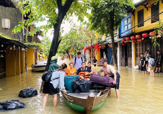 Mưa lũ dai dẳng, bất thường ở miền Trung- Ảnh 3.