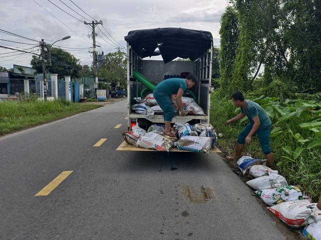 Hàng chục người đắp bao cát ngăn triều cường tại đường Đặng Công Bỉnh - Ảnh 2.
