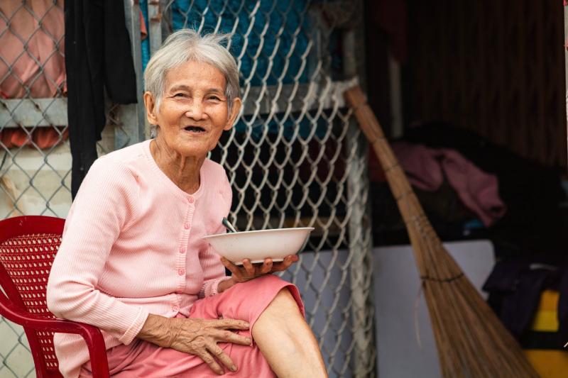 Người dân Hòa Thịnh rửa sổ đỏ đầy bùn sau lũ dữ mà... 'cười ra nước mắt' - Ảnh 11.