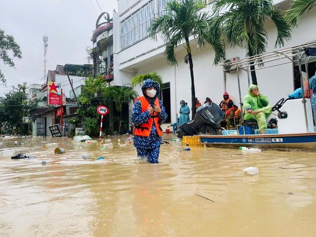 Quy Nhơn ngập lụt: 'Trắng tay, không biết bắt đầu lại từ đâu'- Ảnh 1.