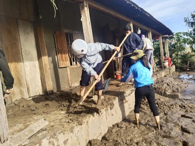 Hàng ngàn đoàn viên thanh niên Gia Lai giúp dân khắc phục hậu quả bão Kalmaegi - Ảnh 1.