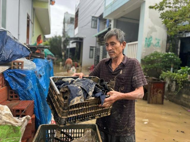 Quy Nhơn ngập lụt: Khổ sở sau đêm ‘chỉ kịp leo lên mái nhà’- Ảnh 3.