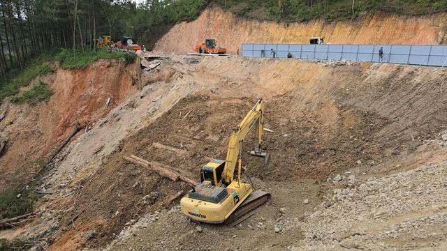 Gấp rút phục hồi các tuyến đường sau mưa bão - Ảnh 7.