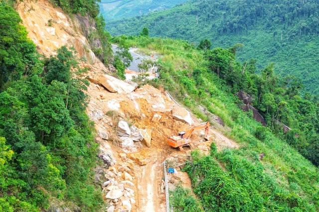 Gấp rút phục hồi các tuyến đường sau mưa bão - Ảnh 12.