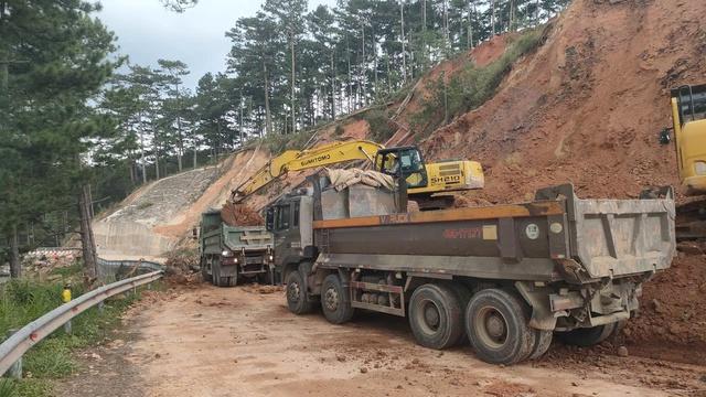 Gấp rút phục hồi các tuyến đường sau mưa bão - Ảnh 1.
