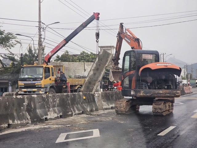 Gấp rút phục hồi các tuyến đường sau mưa bão - Ảnh 3.