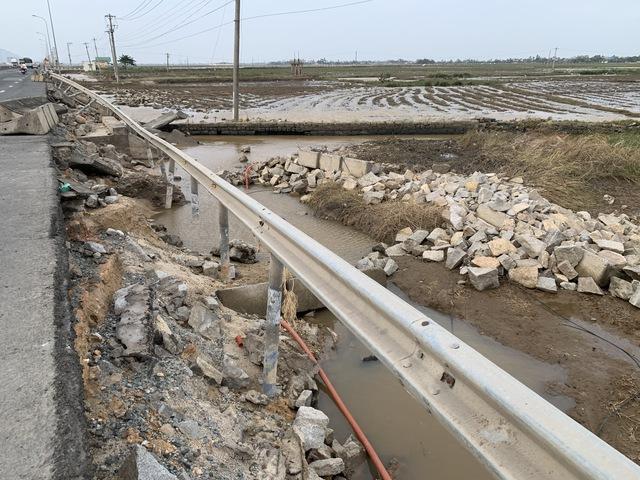 Gấp rút phục hồi các tuyến đường sau mưa bão - Ảnh 4.