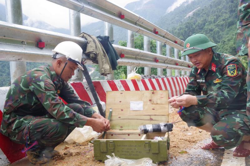 Quân khu 5 kiểm tra, chỉ đạo nổ mìn phá đá khắc phục đèo Khánh Lê- Ảnh 2.