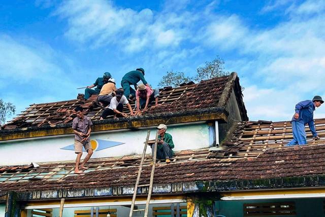 "Lốc xoáy quét chỉ mấy giây mà mọi thứ tan hoang' - Ảnh 3.