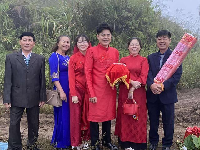 Nhà trai vượt 600 km, lội đường đất 2 km mang sính lễ hỏi cưới cô dâu  - Ảnh 2.