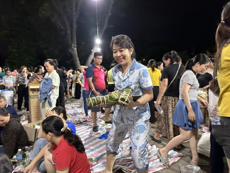 Đỏ lửa xuyên đêm gói bánh chưng từ 1,8 tấn nếp, 400 kg thịt tặng vùng lũ- Ảnh 8.