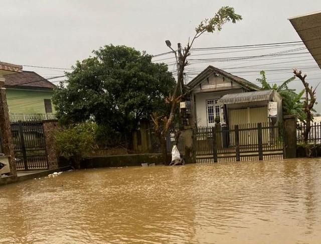 Nước lũ sông Bồ dâng cao tại Huế , học sinh nghỉ học khẩn cấp - Ảnh 5.