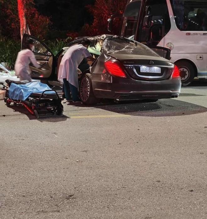 Xe sang Maybach S600 nát bét sau cú tông vào xe khách đỗ ven đường- Ảnh 4.