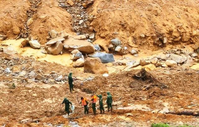 Sạt lở 'bủa vây' vùng cao TP.Đà Nẵng: Núi liên tục phát ra tiếng nổ lớn- Ảnh 1.
