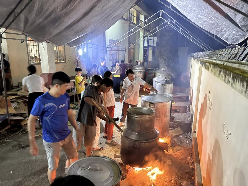 Đỏ lửa xuyên đêm gói bánh chưng từ 1,8 tấn nếp, 400 kg thịt tặng vùng lũ- Ảnh 4.